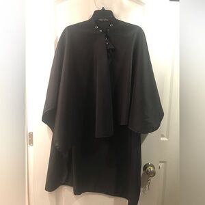 NWOT 4 Salon Drapes/Capes & 1 Colorist Vest